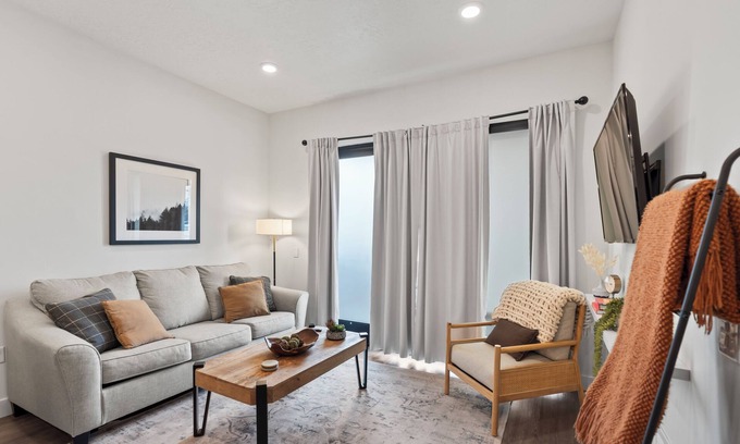 Downtown Salt Lake City Apartment | Modern Pet-Friendly Downtown Haven with Amazing Amenities!