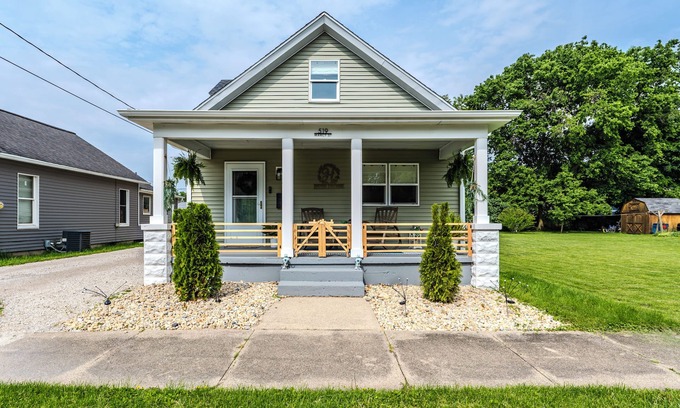 Ottawa House | Pet-Friendly Retreat with Pool Near Starved Rock - 10/10 Rating