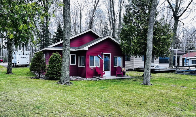 Houghton Lake Cottage | Experience Modern Pine Home Houghton Lakefront Retreat