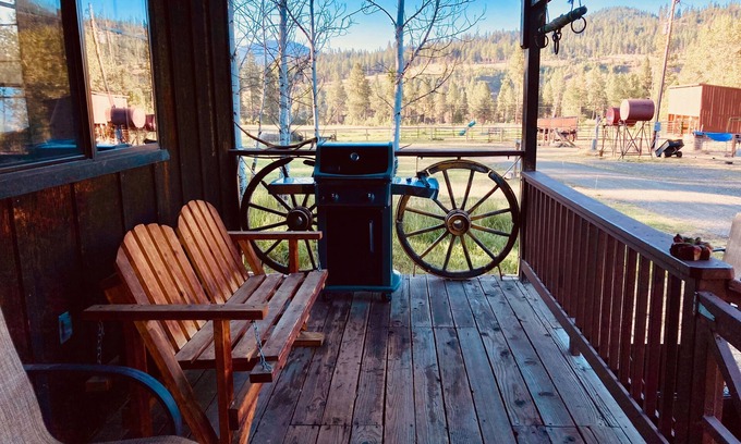 Grant County Cabin | Pet-Friendly Modern Cabin at Boulder Creek Ranch, Rated 9.8