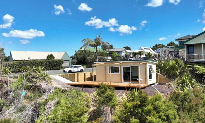 Paihia Cabin | Modern private cabin, breathtaking ocean & bush views, natural light & quiet