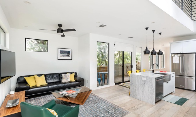 Cherrywood House | Stylish and Private East Austin Retreat with Spa Amenities