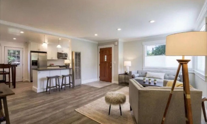 Shoreline West House | Modern Home with Pool and Breakfast Near Downtown MV
