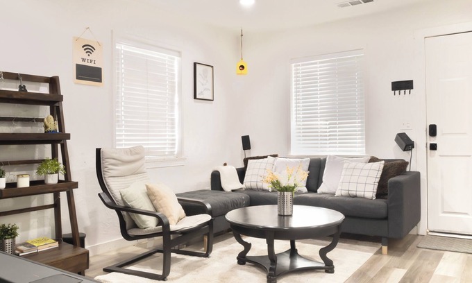 Tulare House | Modern Tulare Getaway with Kitchen Near Outlets!
