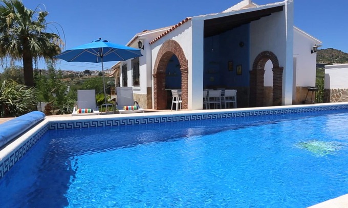 Alora House | Modern Villa with Pool & Cinema Room - Guest Rated 10/10