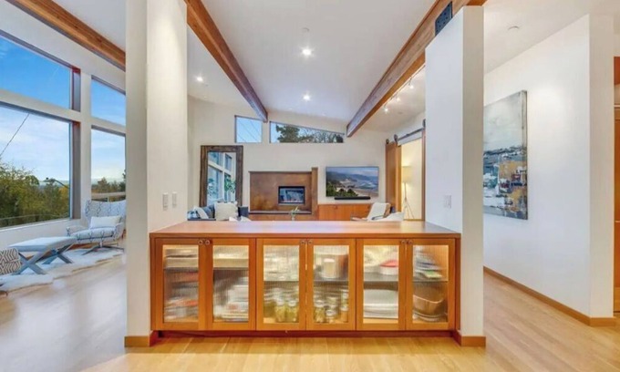 Southwest Hills House | Modern Comfort Awaits: 10/10 Rated Hotel with Spa & Pet-Friendly
