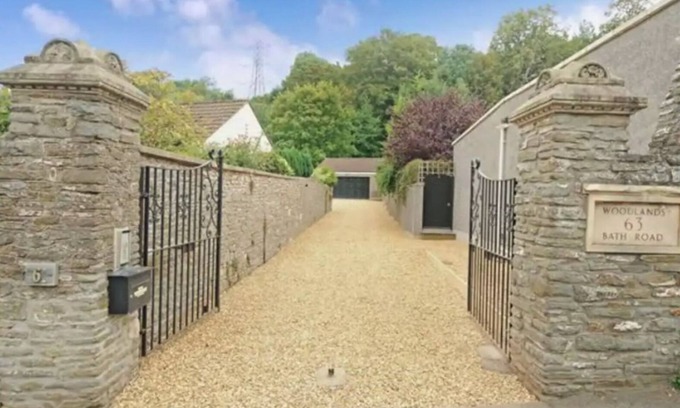 Upton Cheyney House | Inviting Modern Hotel with Indoor Pool and Spa Amenities