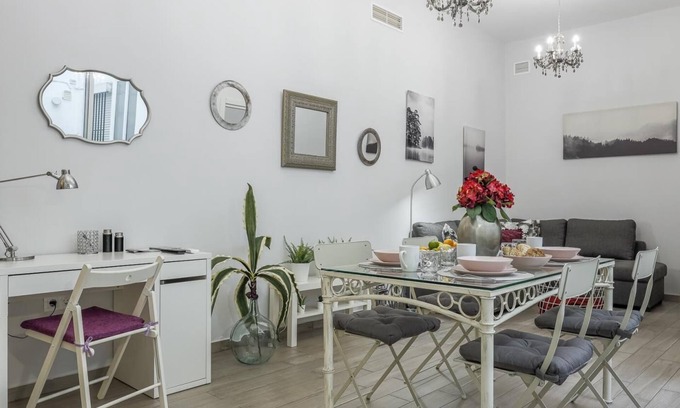 San Roque Apartment | Serene Modern Apartment in a Classic Sevilla House