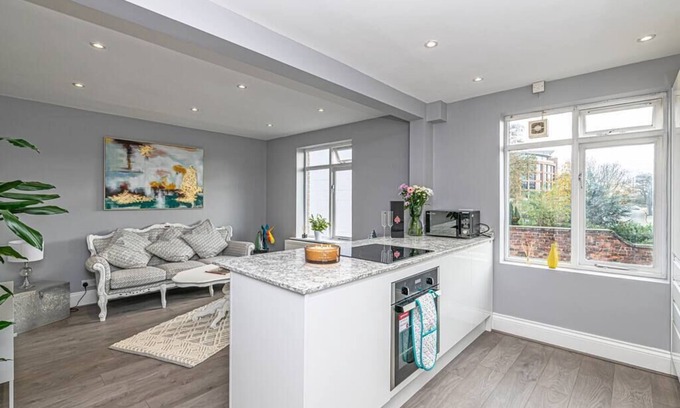 Chester Apartment | Modern Racecourse Apartment with Parking & Family Amenities
