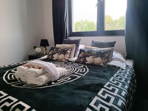 gmina Kruszyna House | Pet-Friendly Modern Rancho by the River with Hot Tub