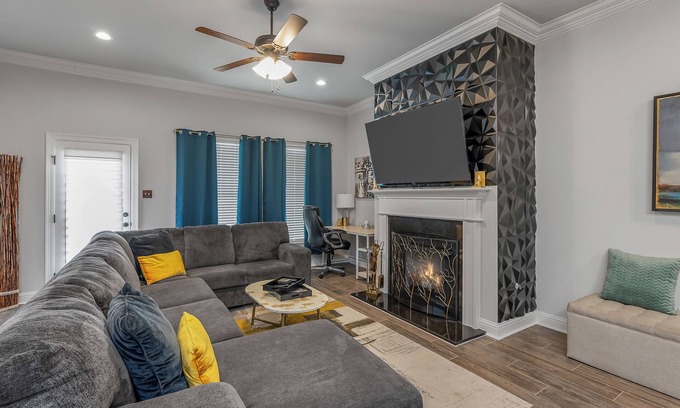 Shreveport House | Art Gallery Retreat: Pet-Friendly with Spa & Kitchen Access