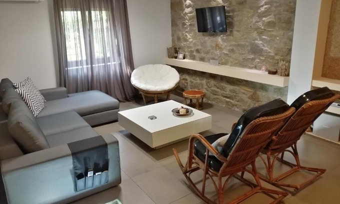 Trikala Apartment | Central Trikala Residence with Kitchen & Breakfast Included