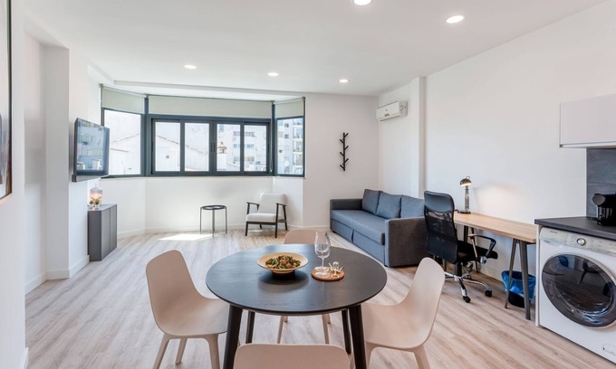 Se Apartment | Modern Retreat 2 in Faro: Family-Friendly with Kitchen