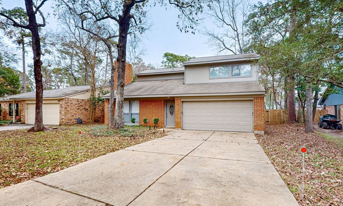 Panther Creek House | Modern retreat in a quiet neighborhood, close to shopping, & fenced in yard