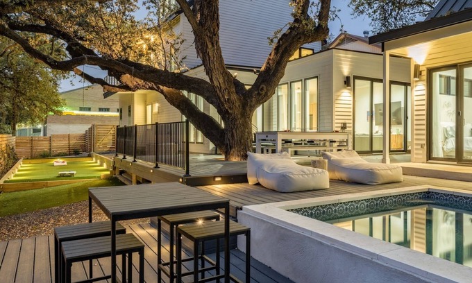 Bouldin Cottage | Henley by Avantstay: Relaxing Pool & Inviting Patio Retreat