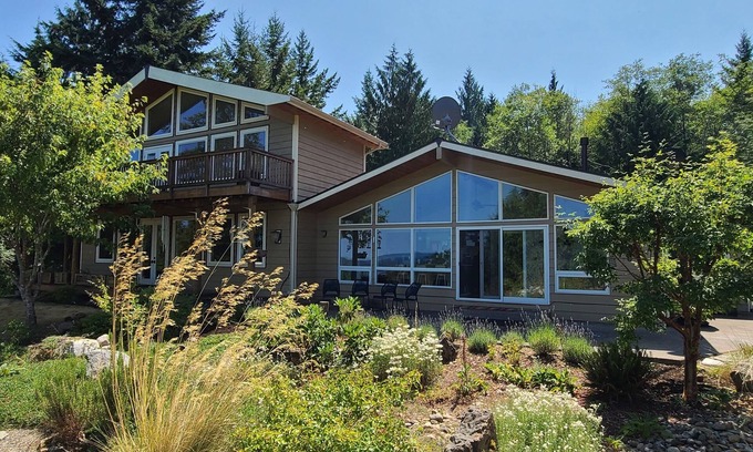 Hamma Hamma House | Scenic Hotel with Mountain Views near Olympic National Park