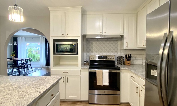 Cedar Hills House | Trendy Retro 3B/2BR House with Breakfast in Beaverton, OR