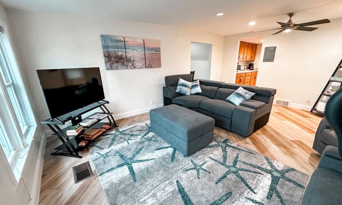 Bay City Apartment | Modern Riverbend Suites - 3BR