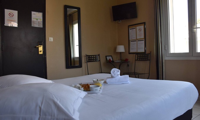 Sanary-sur-Mer Hotel | Cozy Room Steps from Le Sana Beach with Ocean View
