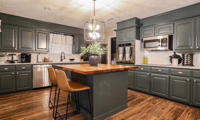 Bowie House | Exceptional Modern Rustic 5 Bedroom with Family-Friendly Amenities
