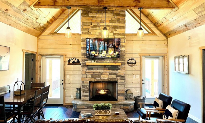 Walnut Mountain Cabin | Discover a Rustic Retreat: Farmhouse Cabin with Pool