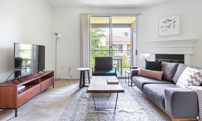 South San Jose Apartment | Modern San Jose 2BR: Pool, Gym & BBQ Near Freeways