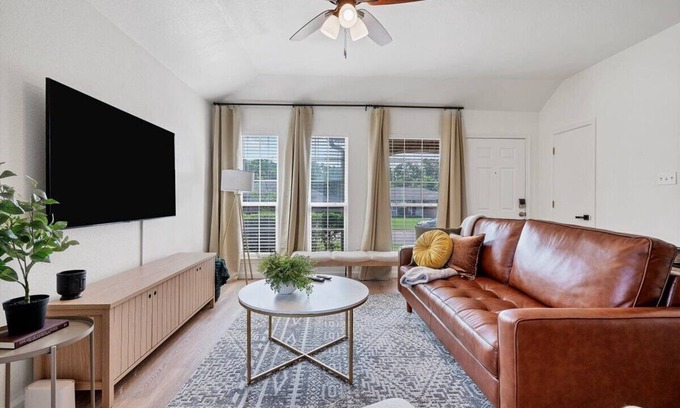 Temple House | Modern Sanctuary Getaway Minutes Away From Major Shopping Areas in Central TX