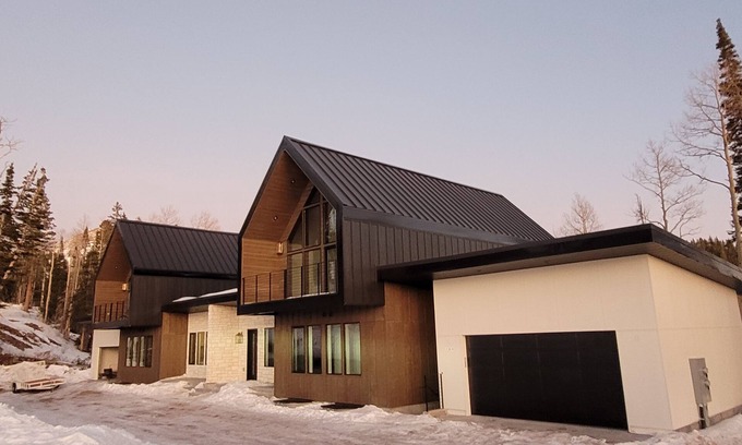 Beaver House | Stylish Scandinavian Cabin with Ski-in/Ski-out Access