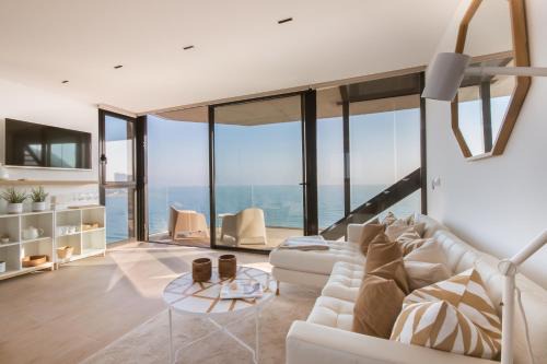 L'Albufereta Apartment | Beachfront Bliss: Modern Blue Sky Hotel with Jacuzzi & Pool