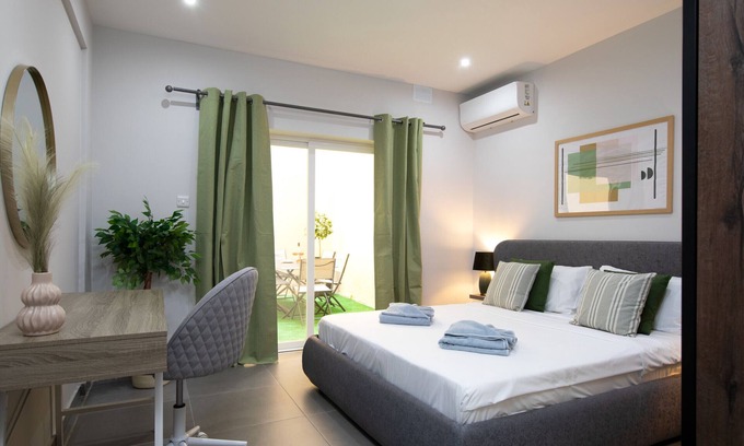 Tower Road Apartment | Modern Seafront 3-Bedroom Retreat with Ocean View Yard