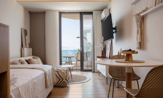 Atsipópoulon Apartment | Trendy SeaView Studio with Pool and Oceanfront Access