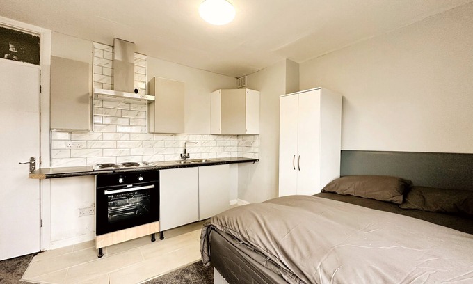 Acocks Green Apartment | Stylish Self-Contained Studio with Spa in Acocks Green