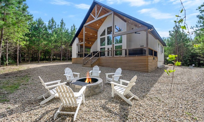 Broken Bow Cabin | Family Retreat Near Activities with Spa and Pet-Friendly Perks