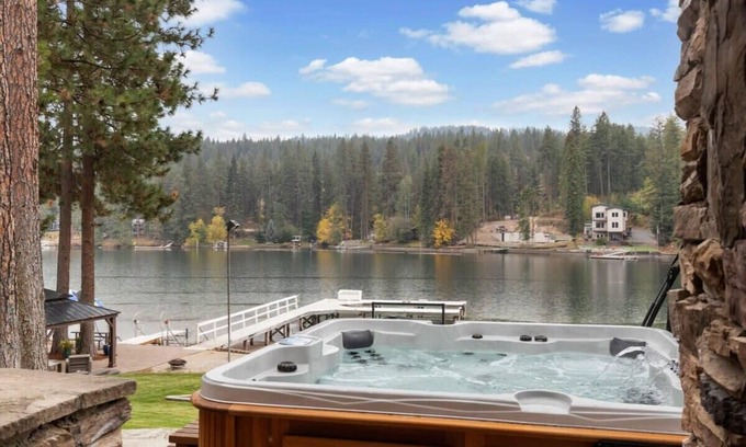 Post Falls House | Waterfront Escape: Modern Shoreline on Spokane River