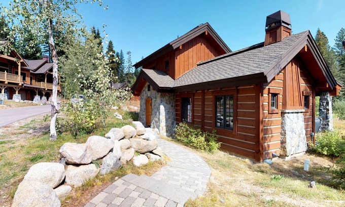 Tamarack Resort Cottage | Stylish Ski-In/Ski-Out Cottage with Outdoor Fire & Grill