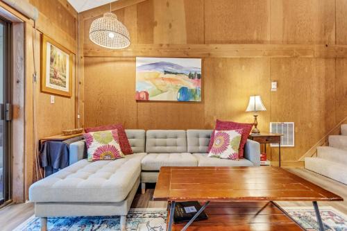 Bear Valley Apartment | Top-Rated Modern Condo with Child-Friendly Amenities