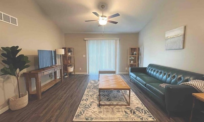West Omaha House | Modern Family Retreat in West Omaha with Breakfast & Kitchen