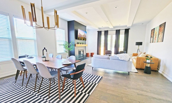 Charlotte House | Modern South End Home that Sleeps 10 - Walk to Breweries!
