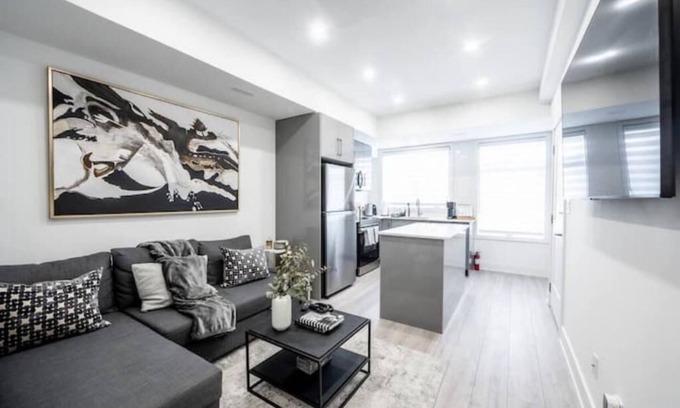 Niagara Falls House | Modern 2-Bedroom Townhome with Rooftop Patio Near Niagara