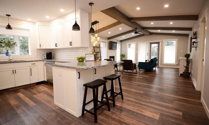 Pincher Creek House | Modern 3 Bedroom Retreat Near the Mountains with Pool
