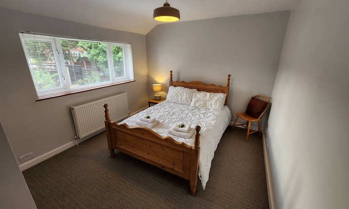 Guildford House | Modern 3BR Home in Guildford - Child Friendly Retreat