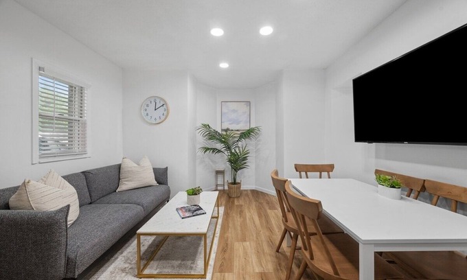 Bakerstown Apartment | Modern & Spacious 4 Bdr Apt in Gibsonia/Pittsburgh