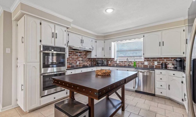 Prien House | Modern 4 Bedroom Home with Pet & Child-Friendly Amenities