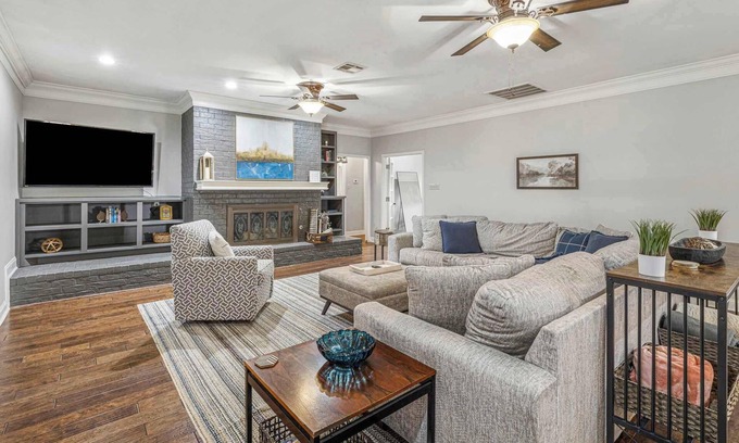 Lake Charles House | Modern 3 Bedroom Home with Family and Pet-Friendly Amenities