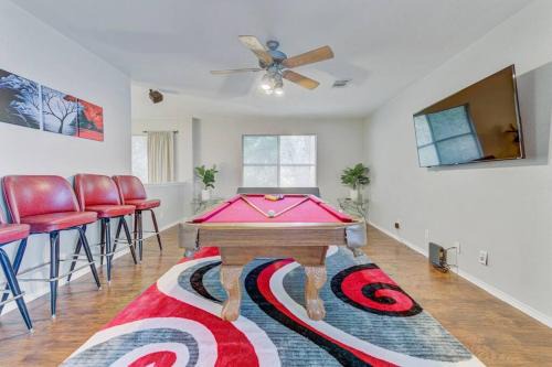Deer Creek Ranch House | Modern 6-Bedroom Home with Pool Table & BBQ for Families