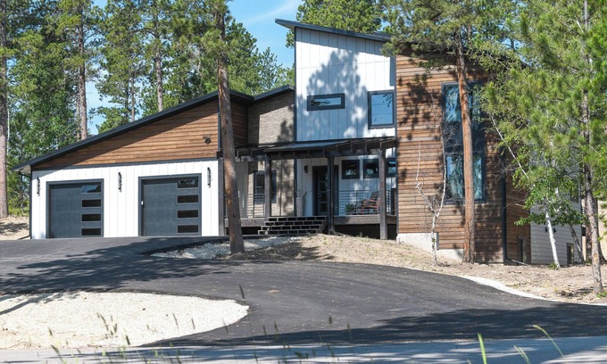 Deadwood Cabin | Modern Cabin Retreat with Hot Tub & Pool Access in Powder House