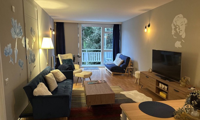 West Putney Apartment | Bright and Modern Flat with Pool & Spa in London