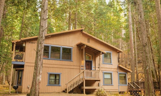 Sugar Pine House | Explore the Sugar Pine Cabin: Near Yosemite with Spa Access