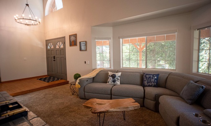 Running Springs Cabin | Modern Getaway with Hot Tub & Deck near Lake Arrowhead