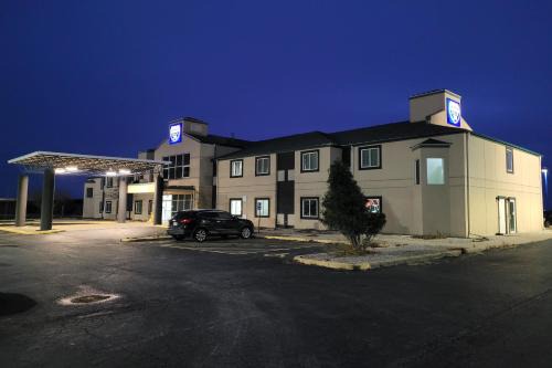 Minonk Hotel | Stylish Retreat at Lakeview: Pet-Friendly Comfort Awaits